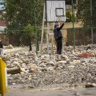 Una persona camina en medio de las piedras y escombros que quedaron en un parque tras el desborde de un río, el 9 de marzo, en La Paz.