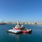 na fotografía proporcionada por World Central Kitchen (WCK) muestra el barco de rescate de la ONG Open Arms (C) siendo remolcado en mar abierto arrastrando una barcaza (frente) cargada con ayuda alimentaria proporcionada por WCK, mientras sale del puerto con destino a la Franja de Gaza.