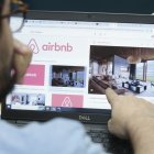 Plataforma.- Una persona busca alojamiento en Airbnb.