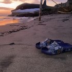 Tragedia. Las zapatillas de Matías, uno de los menores que fallecieron en playa Delfín, quedaron en la playa.