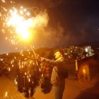 Un grupo de personas comparte la celebración de la milenaria fiesta del fuego en Irán, la noche del martes 12 de marzo