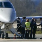 El rey Juan Carlos (tercero desde la derecha) a su llegada este miércoles 13 de marzo al aeropuerto de Foronda, en Vitoria.
