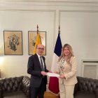 La embajadora Baki presentó sus cartas credenciales al Director Adjunto del Protocolo de Estado, Mathieu Carmona.