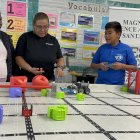 Aracely Vargas (i), su hijo, el estudiante de sexto grado Joel Rodrigue durante su participación en la primera Competencia Anual de Robótica VEX