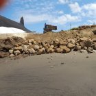 En Playa Delfín, la comuna empezó a colocar el material con el que se levantará el muro.
