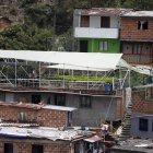 Un cultivo de hortalizas y lechugas en una terraza de la comuna 13