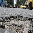 Pese a la falta de lluvias, los baches se pueden ver por toda la ciudad. La Epmmop indicó que 18 cuadrillas trabajan a diario en rellenarlos.