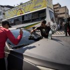 Jóvenes limpian vidrios de vehículos en un semáforo, este miércoles en Caracas (Venezuela). Un total de 3.984.517 venezolanos, con edades comprendidas entre los 3 y los 24 años, no cursan ningún tipo de estudios, según la Encuesta de Condiciones de Vida (Encovi) del año 2023.

,