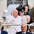 La mitra del Papa Francisco sale volando mientras asiste a su audiencia general en la Plaza de San Pedro, Ciudad del Vaticano, el 13 de marzo de 2024. EFE/ALESSANDRO DI MEO