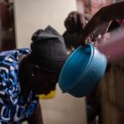 Archivo. Personas buscan alimentos en una calle de Delmas, en Puerto Príncipe