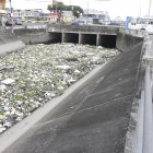 EL CANAL QUE ESTÁ EN EL REDONDEL DE LAS ORQUÍDEAS, NORTE DE LA CIUDAD,  ESTÁ REPLETA DE BASURA, 13 DE MARZO DEL 2024- AMELIA ANDRADE Guayaquil-Ecuador Agencia (Ag-ecpreso)