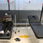 Panorama. Un hombre con dengue que yace en una camilla.