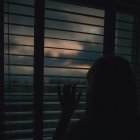 A pesar de los beneficios del tratamiento, la falta de conciencia de la enfermedad o “insight” es una de las principales causas del incumplimiento terapéutico, ya que el paciente no se siente enfermo.

Otra causa que puede suponer el abandono de la medicación son sus efectos secundarios, puesto que el paciente suele engordar, hasta 15 kg en seis meses, experimentar somnolencia, problemas de erección en los hombres y retirada de la menstruación en las mujeres.
Enfermedad. Los daños son irreversibles en varios casos