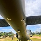 La aeronave de las FF. AA. quedó con huecos, producto de los impactos de arma de fuego.