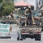 Miembros de las fuerzas de seguridad bloquean las calles de acceso al Hotel SYL, en Mogadiscio