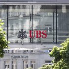 Entidad.- En el edificio del banco se ven las marcas de UBS y la de Credit