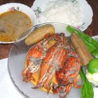 Esta planta que crece libremente se pica y se agrega para darle ese sabor tradicional a toda variedad de comida de los esmeraldeños.