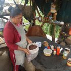 Las mujeres de estas comunidad siembran el  cacao o el café, tal cual lo hacen con sus huertos, sin químicos para vernderlos