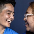 Escena. Anju (izq) y Suprita (dcha), ambas de 33 años, sonríen en una conferencia de prensa en Katmandú,