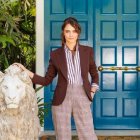 Cara Delevingne posando en su casa en 2021.