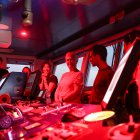 La exmministra de Ambiente, Yolanda Kakabadse, dialoga con miembros de la organización ambientalista Greenpeace.