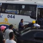 El ataque al bus y al conductor se produjo en presencia  de agentes de la CT, según el video que circula en redes.