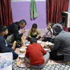 Zamzam y su familia, que huyeron de la aldea de Beit Lif, en el sur del Líbano, cerca de la frontera con Israel, comen Iftar el primer día del mes sagrado del Ramadán en la sala de una de las escuelas refugio donde viven desde el bombardeo israelí.