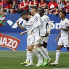 El defensa del Real Madrid Daniel Carvajal (i), celebra su gol contra Osasuna, en el partido de la LaLiga EA Sports.