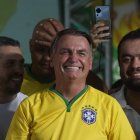 AMDEP8068. RÍO DE JANEIRO (BRASIL), 16/03/2024.- El expresidente de Brasil, Jair Bolsonaro, reacciona en el lanzamiento de la candidatura para alcalde de Río de Janeiro de Alexandre Ramagem este sábado, en Río de Janeiro (Brasil). Ramagen, del partido liberal, fue director de la Agencia Brasileña de Inteligencia (Abin) en el gobierno de Bolsonaro. EFE/ Antonio Lacerda