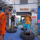 Con la mirada Sixto Chamorro sigue el trabajo de sus alumnos entre la calle y su gimnasio.