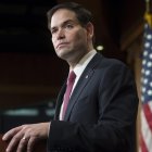 MHR06 WASHINGTON (ESTADOS UNIDOS), 13/04/2015.- Fotografía de archivo que data del 17 de diciembre de 2014 en la que se muestra al sebadir republicano Marco Rubio pronunciando un discurso sobre la decisión de Obama de iniciar un proceso de acercamiento entre EE.UU. y Cuba, en el Capitolio de Washington, Estados Unidos. Rubio anunció hoy, lunes 13 de abril de 2015, a sus principales donantes que presentará su candidatura a las primarias del Partido Republicano para competir en las elecciones presidenciales de Estados Unidos de 2016. EFE/Michael Reynolds EEUU ELECCIONES