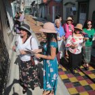 Actividad.- Un grupo de Testigos de Jehová en Guayaquil invitan a sus vecinos al memorial de la muerte de Jesucristo.