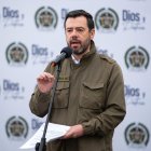 Fotografía cedida por la Alcaldía de Bogotá que muestra al acalde mayor de la ciudad, Carlos Fernando Galán, durante una rueda de prensa este jueves en Bogotá (Colombia).