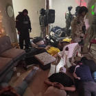 En el sitio estaban varias personas durante el horario del toque de queda.