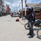 Un policía vigila un sector de la ciudad de Esmeraldas, dentro del estado de excepción.