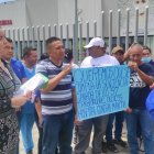 Un grupo de trabajadores del hospital de Manta reclama por el incumplimiento de la acción de protección.