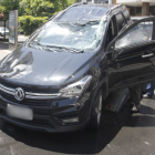 Uno de los dos vehículos quedó con más daños, pues se volcó luego del impacto.