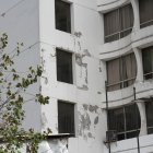 Humedad. Al mirar hacia arriba es común hallar numerosos edificios con evidentes afectaciones, producto de la humedad.