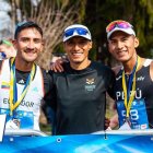Daniel Pintado (i), junto a su entrenador Andrés Chocho y el peruano César Rodríguez, que fue primero.