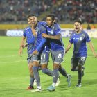 El defensor central Luis Fernando León de forma serena convirtió el penal para Emelec y fue acompañado por el equipo al festejo.