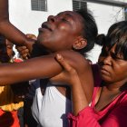 Una mujer reacciona luego de ver el cadáver de un familiar en la calle