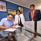 El expresidente peruano Martín Vizcarra (i) durante el allanamiento a su vivienda en Lima