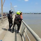 La Policía Nacional intervino para evitar que la mujer se lance del puente.