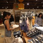 Situación. La pronta ejecución del aumento de impuesto, lleva a varios ciudadanos a realizar compras adelantadas y en otros casos a reajustar su cartera para futuras compras.