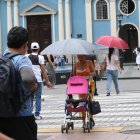 Necesidad. Ante el inclemente sol y el calor que se registraron el fin de semana en Guayaquil, se pudo ver a los ciudadanos ir y venir con paraguas en las manos.