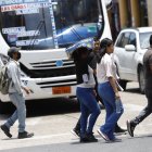 Soporte. Hubo quienes se cubrieron del sol con folletos, carpetas o con los artículos que habían comprado en el momento, como las pequeñas camas de animales de compañía, como en la foto.