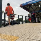 Los usuarios pasaron más de una hora esperando la llegada de las unidades.