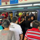 Decenas de usuarios esperaban en la estación Sagrada Familia, en el sur.