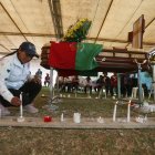 Indígenas asisten a la velación de la lideresa nasa Carmelina Yule Paví este martes 19 de marzo de 2024 en la vereda La Bodega de Toribío, departamento de Cauca (Colombia).