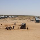 Dollow (Somalia). Mujeres y niños esperan en uno de los puntos de agua en un campamento de desplazados.
